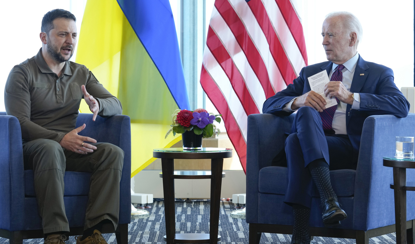 Ukrainas president Volodymyr Zelenskyj träffade USA:s president Joe Biden under G7-mötet i Hiroshima i slutet av maj. Nu sägs Bidenregeringen vara redo att förse Ukraina med klusterbomber. Arkivbild Foto: Susan Walsh/AP/TT