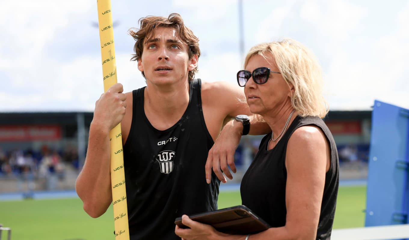 Armand Duplantis i sin Upsala IF-dränk. Här med mamma Helena. Foto: Ali Lorestani/TT