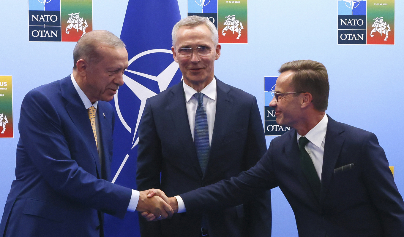 Turkiets president Recep Tayyip Erdogan och statsminister Ulf Kristersson skakar hand inför mötet de emellan i Vilnius. Foto: Yves Herman/AP