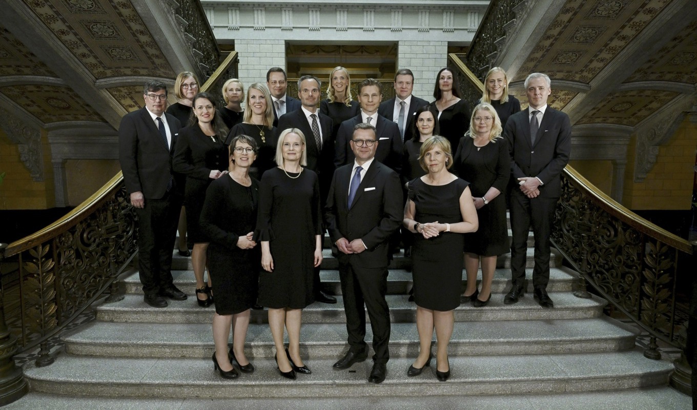 Finlands regering, med finansminister Riikka Purra och statsminister Petteri Orpo i mitten längst fram. Arkivbild Foto: Antti Aimo-Koivisto/AP/TT