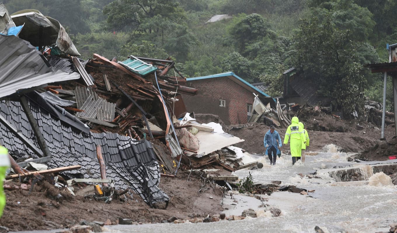 Ett hus i Yecheon kollapsade på lördagen sedan översvämningar och jordskred drabbat byn i centrala Sydkorea. Foto: Yun Kwan-shick/Yonhap/AP/TT