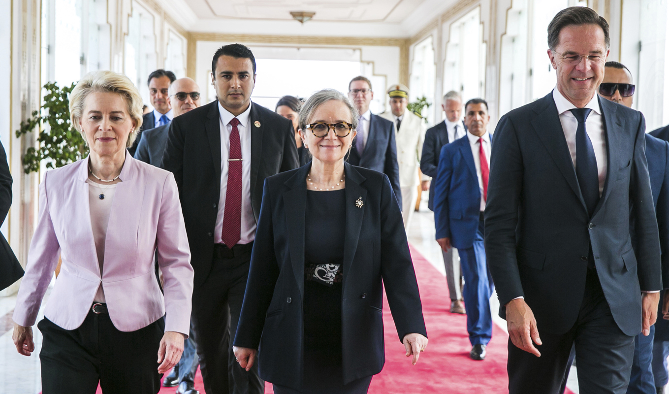 Tunisiens premiärminister Najla Bouden, i mitten, omgiven av EU-kommissionens ordförande Ursula von der Leyen och Nederländernas premiärminister Mark Rutte. Bilden tog vid EU-delegationens besök den 11 juni. Arkivbild. Foto: Riadh Dridi/AP/TT