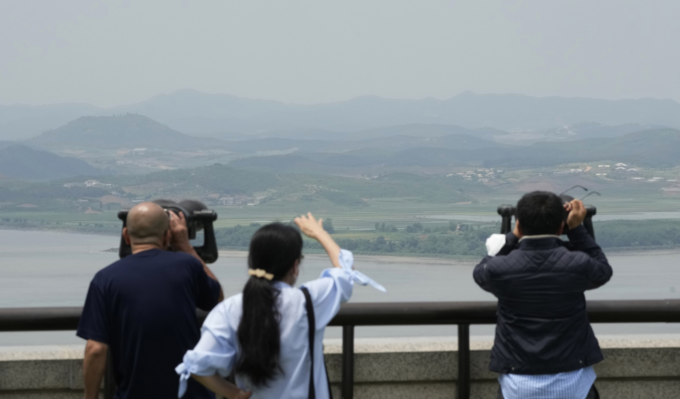 Besökare på den sydkoreanska sidan av gränsen mellan Sydkorea och Nordkorea. Arkivbild. Foto: Ahn Young-Joon/AP/TT