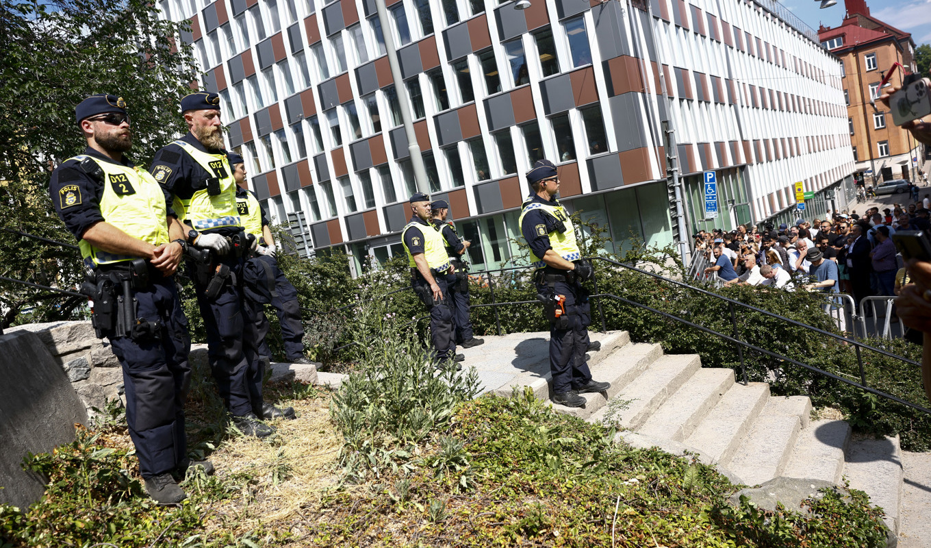 Vid koranbränningen utanför en moské tidigare i somras fick polisen kalla in förstärkning från hela landet till Stockholm för att hantera eventuella stökigheter. Under torsdagens demonstration är det Stockholmspolisen som ska stå för ordningen. Foto: Stefan Jerrevång/TT