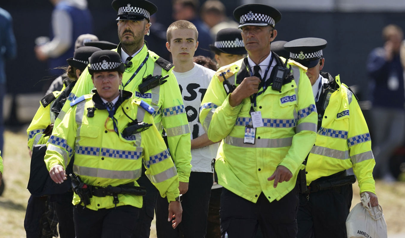 Aktivister leds bort av polis. Foto: David Davies/AP/TT
