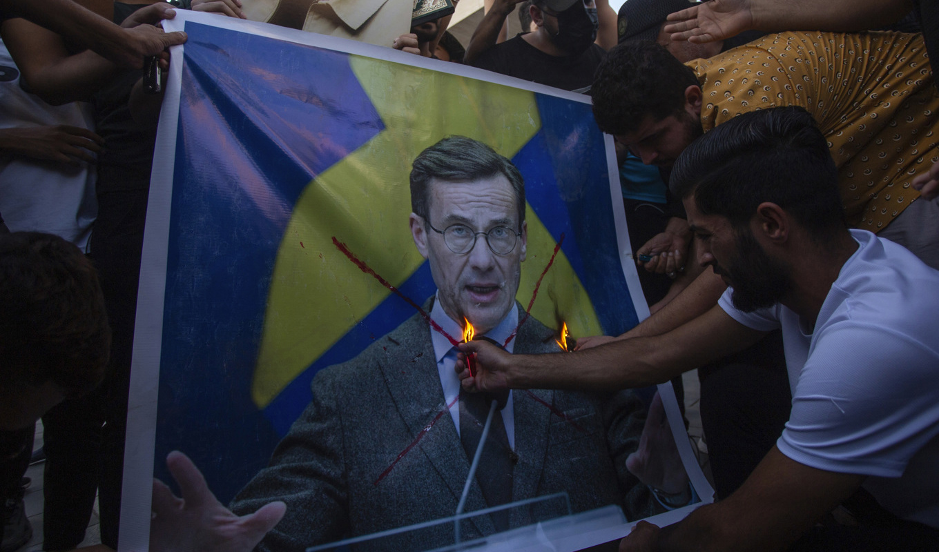 Ulf Kristersson (M) och hans regering har hittills inte kommenterat de senaste dagarnas händelseutveckling utåt. Foto: Adil AL-Khazali/AP/TT