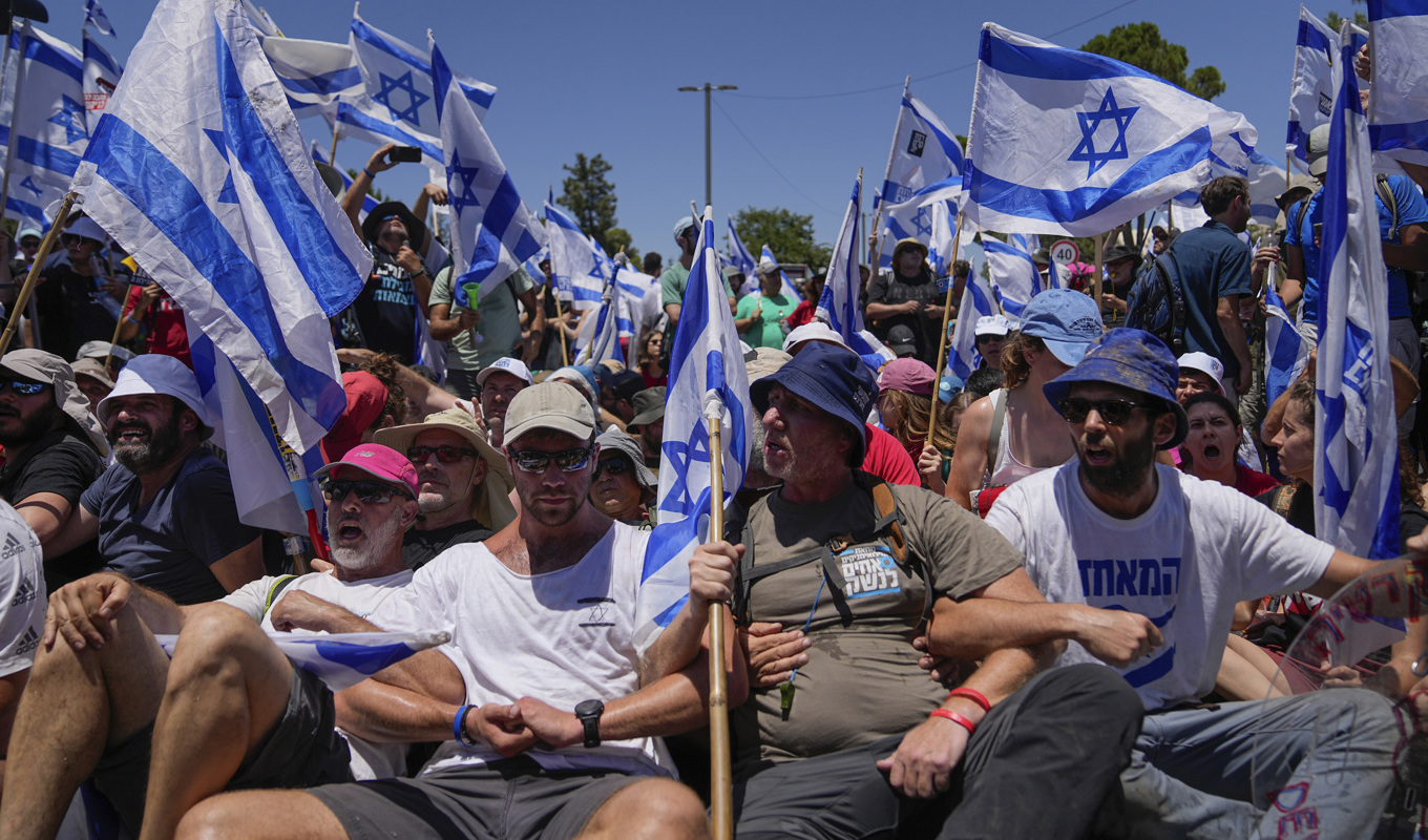 Massprotester utanför parlamentet vid måndagens omröstning. Foto: Ohad Zwigenberg/AP/TT