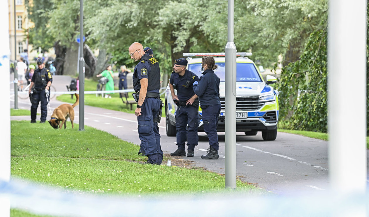 Det blev en stor polisinsats efter skottlossning i centrala Karlstad i torsdags. Nu har två män häktats misstänkta för försök till mord och grovt vapenbrott. Arkivbild. Foto: Tommy Pedersen/TT