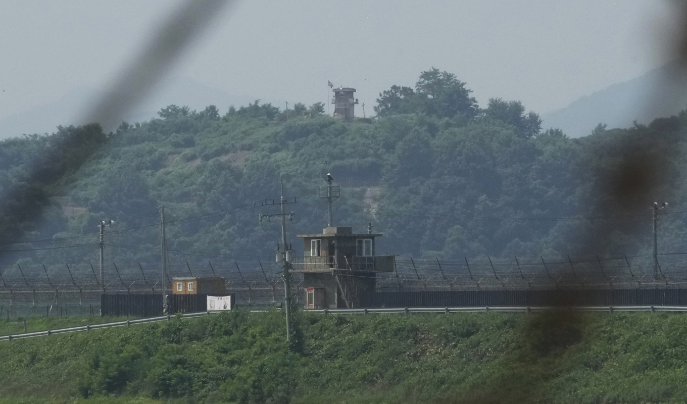 En nordkoreansk och en sydkoreansk militärpost sedda från Sydkorea. Foto: Ahn Young-Joon/AP/TT