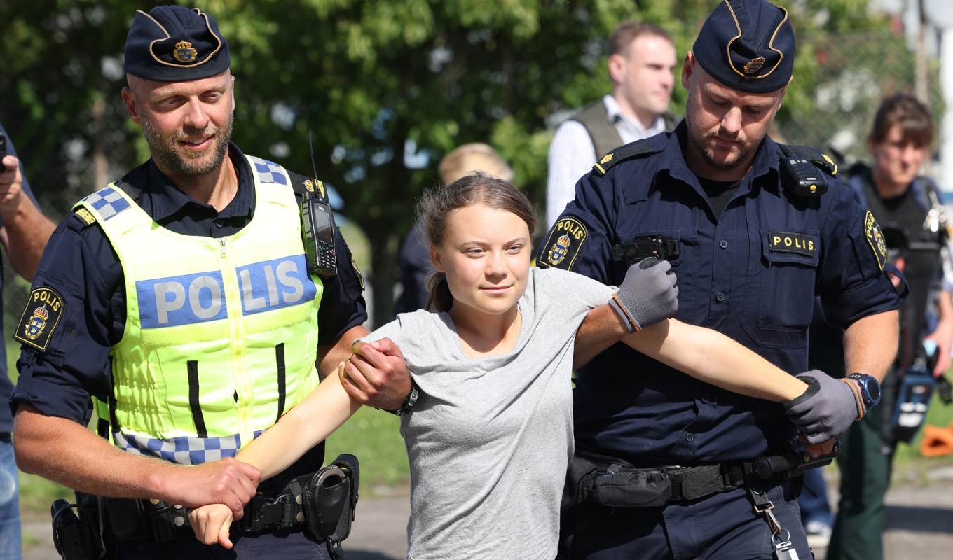 Klimataktivisten Greta Thunberg förs bort av polis när hon på måndagen deltar i en ny klimataktion i Oljehamnen i Malmö. Foto: Andreas Hillergren/TT