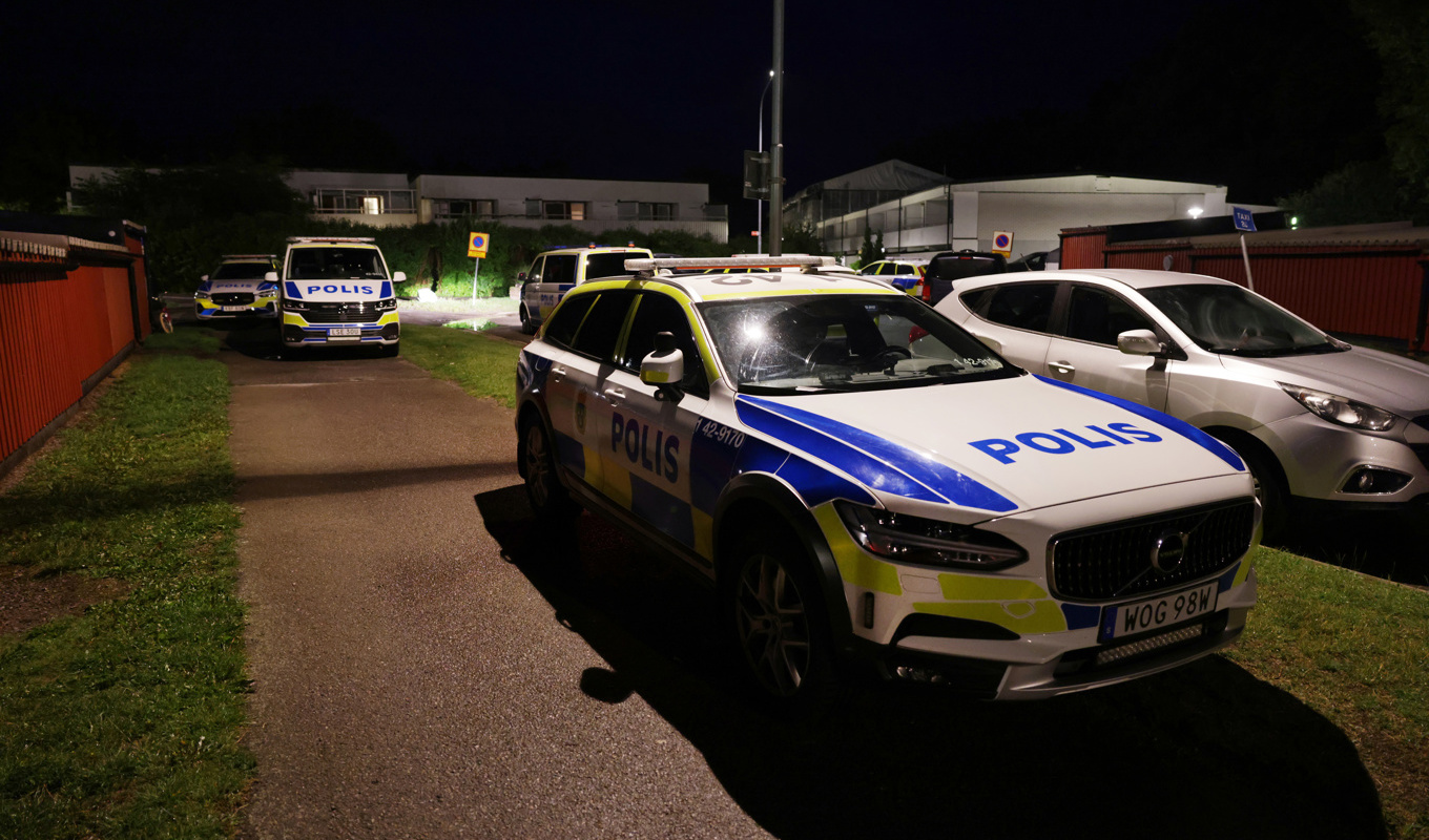 Polisen är på plats efter larm om skottlossning i ett radhusområde i Klockaretorpet i Norrköping sent på torsdagskvällen. Foto: Magnus Andersson/TT