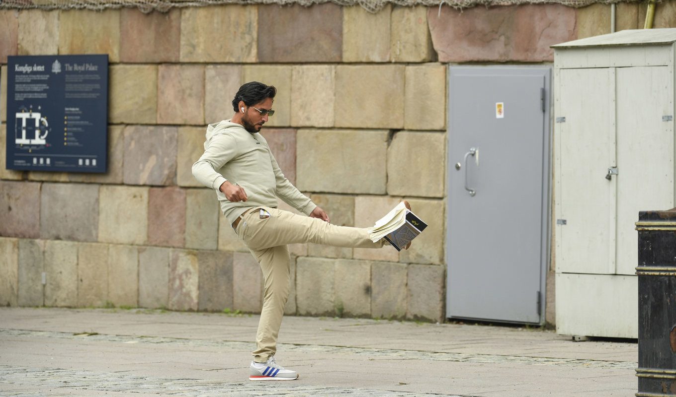 Två personer höll på måndagen en manifestation vid Mynttorget i Stockholm där de bland annat sparkade på en koran. På bilden syns Salwan Momika, en av de deltagande personerna. Foto: Oscar Olsson/TT