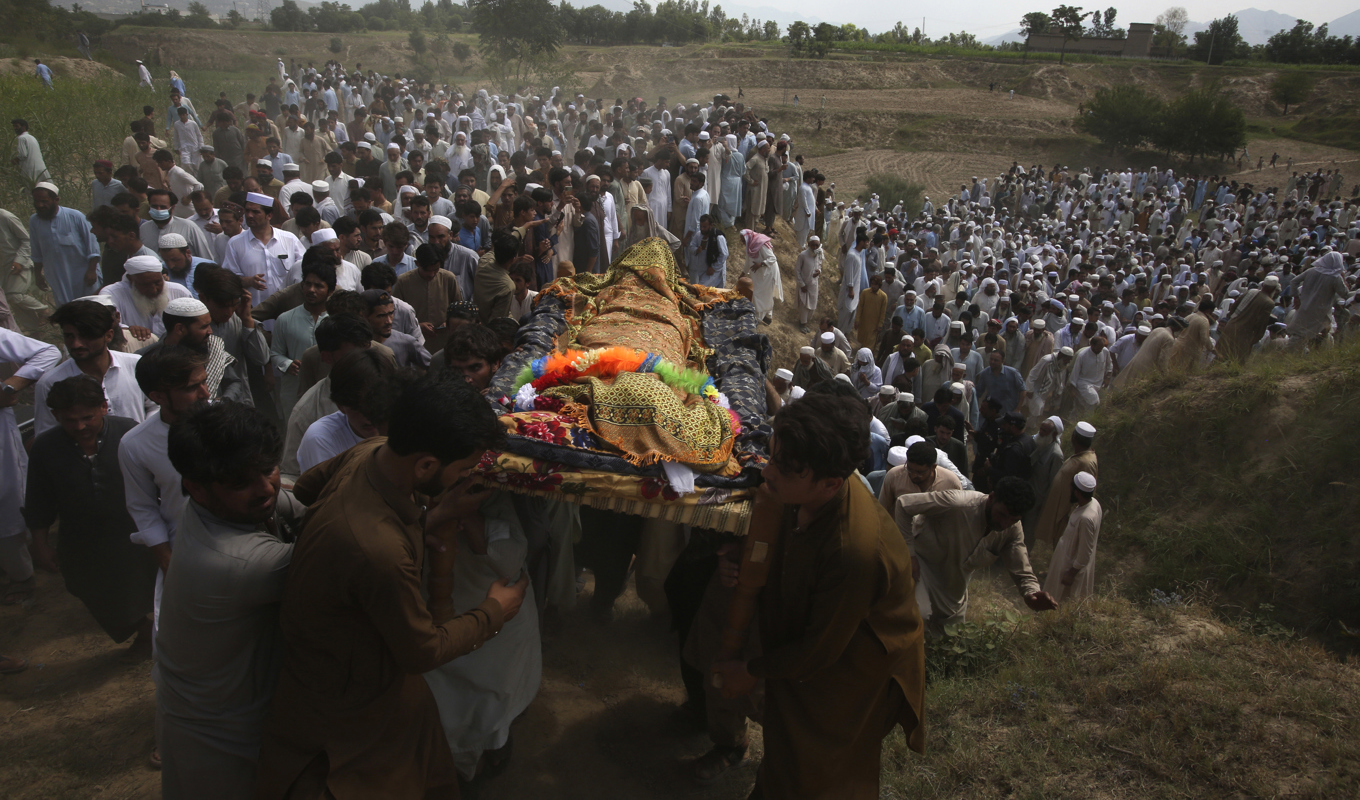 Sörjande bär en kista med ett av offren för söndagens självmordsbomb i Bajur, Pakistan. Foto: Mohammad Sajjad/AP/TT