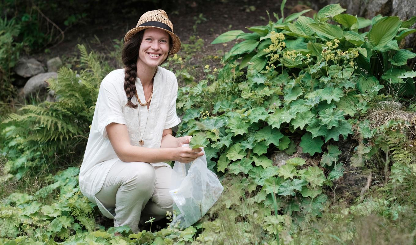Emma Frisk har en djup kunskap om naturens läkeväxter. De behöver inte vara svåra att hitta och en del kan man finna i sin egen trädgård. Foto: Christoffer Persson