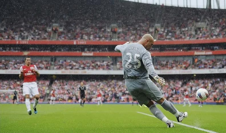 I dag är kravet att en målvakt skall kunna delta i spelet.Foto: Michael Regan/Getty Images