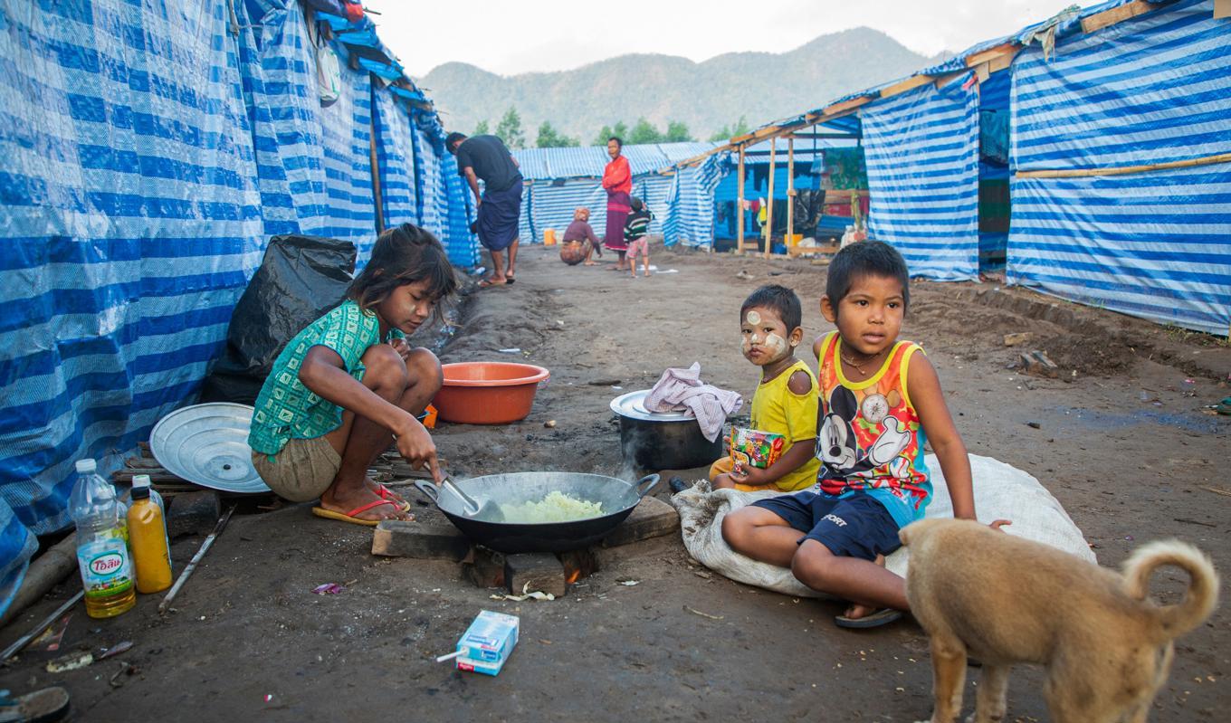 Burmesiska internflyktingar i ett läger i delstaten Kayin. Militären har skapat ett ”klimat av skräck” i landet sedan kuppen 2021, enligt FN. Foto: STR/AFP via Getty Images
