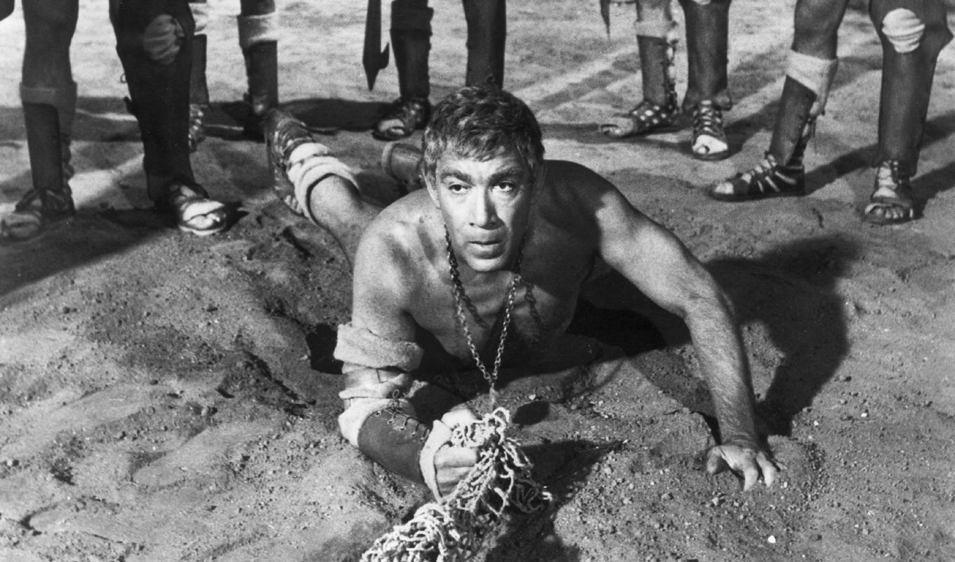 Svensk användning av begreppet vetenskap och beprövad erfarenhet förefaller för krönikören kanske mer inspirerad av romarrikets gladiatorspel än Hippokrates läkared. Här syns Anthony Quinn som gladiator i filmen Barabbas från 1961.