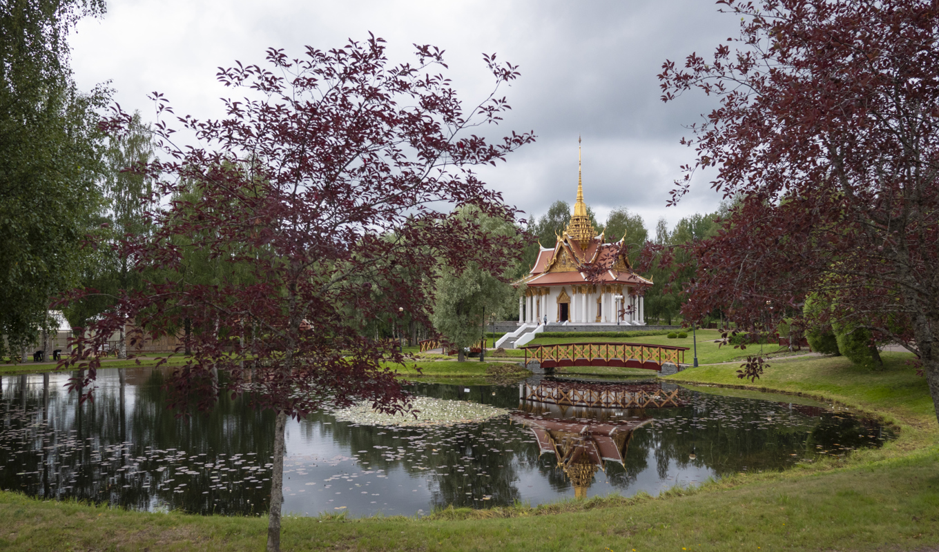 Många besökare känner ett lugn i parken vid den thailändska paviljongen. Foto: Bilbo Lantto