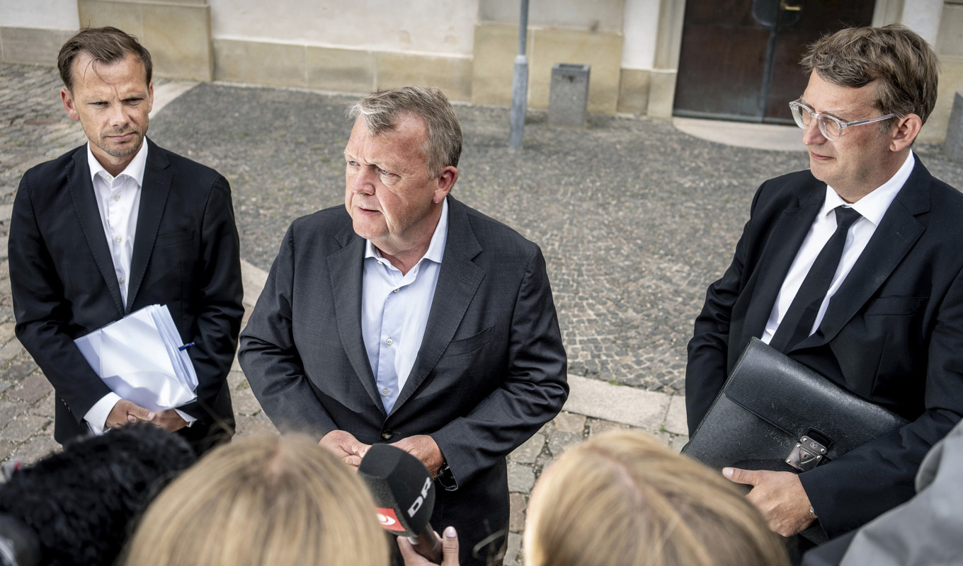 Lars Løkke Rasmussen i mitten, justitieminister Peter Hummelgaard till vänster, och försvarsminister Troels Lund Poulsen till höger efter måndagens möte i folketinget. Foto: Mads Claus Rasmussen/Ritzau//TT