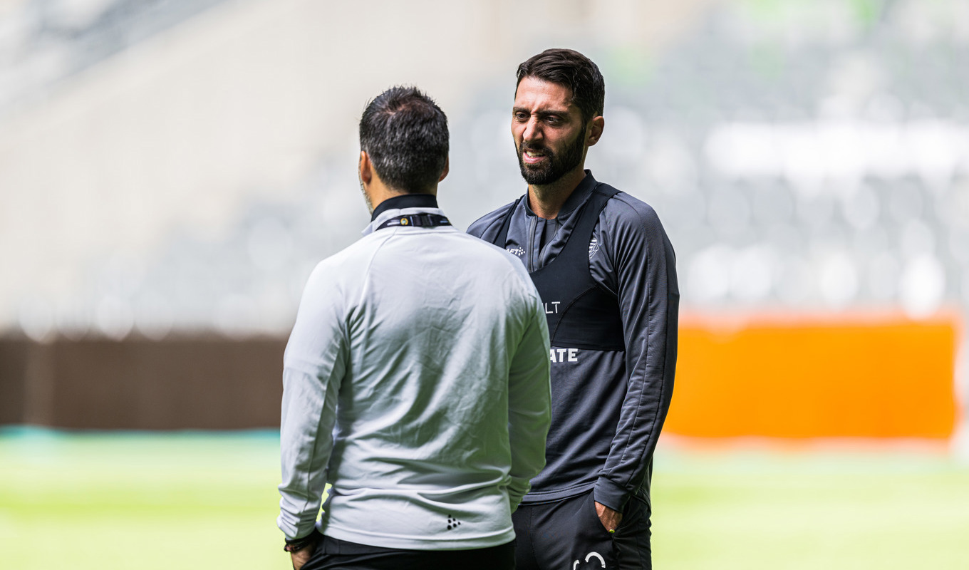 Hammarbys tränare Marti Cifuentes och Nahir Besara på Tele2 arena inför Conference League-returmatchen mot Twente. Foto: Magnus Lejhall / TT