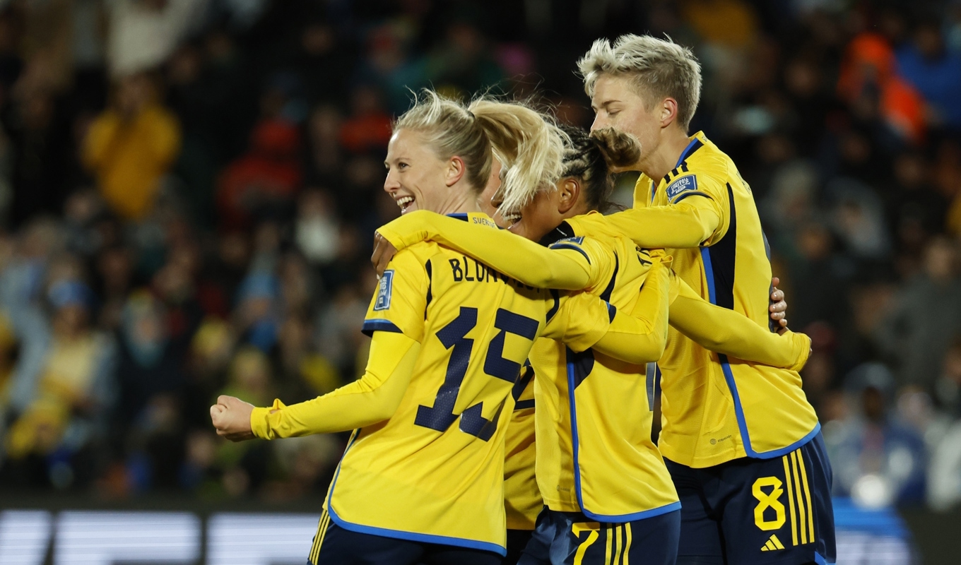 Rebecka Blomqvist, till vänster, firar sitt 1–0-mål mot Argentina. Foto: Christine Olsson/TT