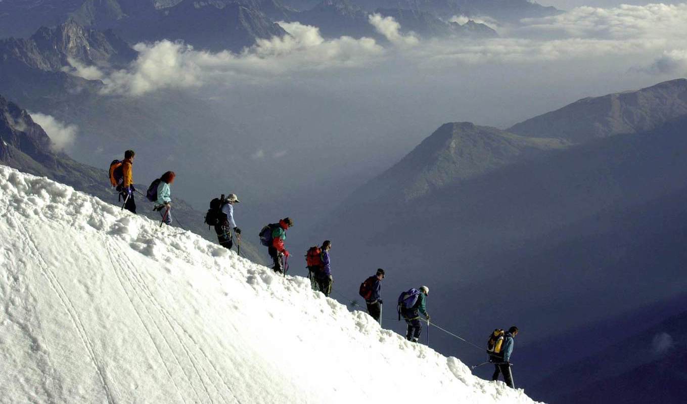 Klättrare på väg nerför bergstoppen Aiguille du Tour på den schweiziska sidan av Mont Blanc. Arkivbild. Foto: Patrick Gardin/AP