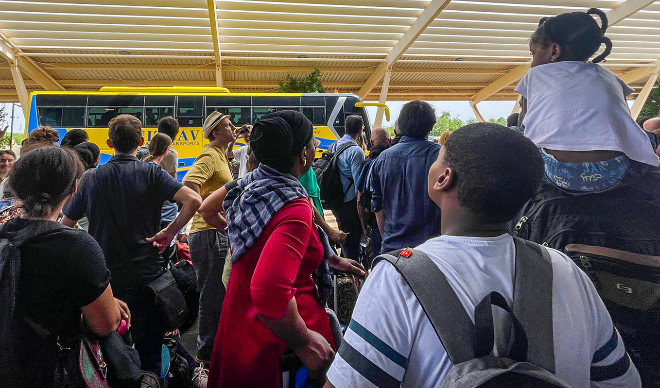 USA kallar hem delar av ambassadpersonalen i Niger. Även andra länder har evakuerat sina medborgare från landet. På bilden syns franska medborgare som inväntar evakuering från Niger tidigare i veckan. Foto: Sam Mednick/AP/TT