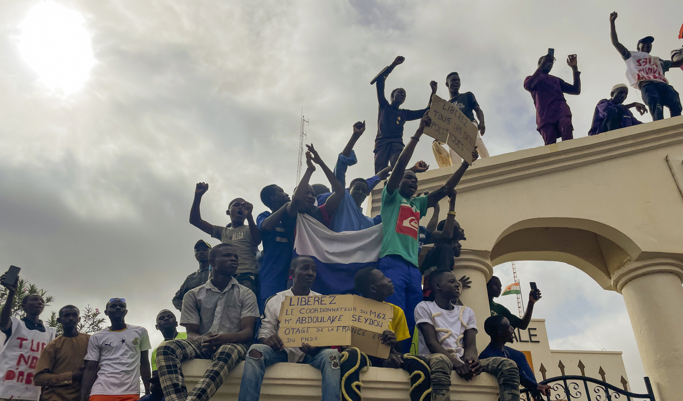 Anhängare till Nigers styrande junta demonstrerar på nationens självständighetsdag från dess före detta kolonialhärskare, Frankrike. Foto: Sam Mednick/AP