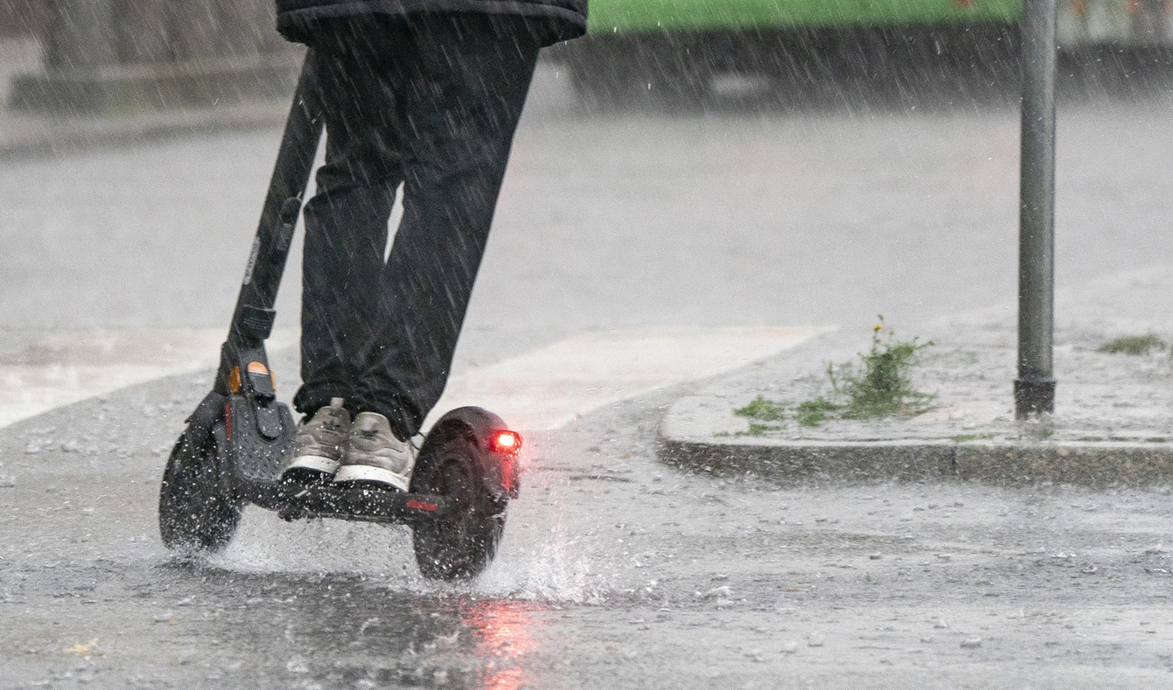 Paret som körde elsparkcykel berusade har fått körkorten omhändertagna och ska betala tiotusentals kronor i böter. Arkivbild. Foto: Johan Nilsson/TT