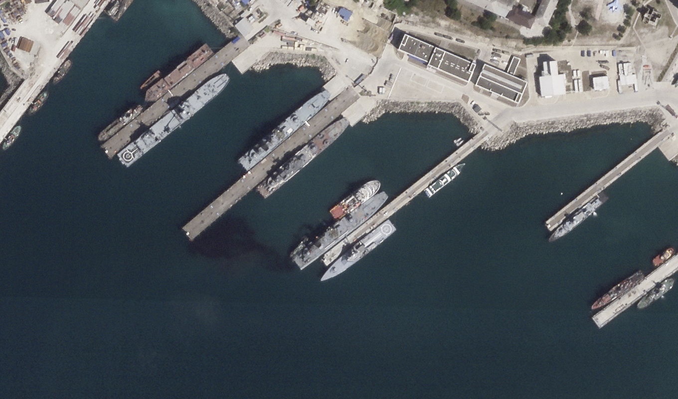 Satellitbild som ska visa det skadade fartyget Olenegorskyj Gornjak i hamnen i Novorossijsk i södra Ryssland i fredags. Foto: Planet Labs PBC/AP/TT