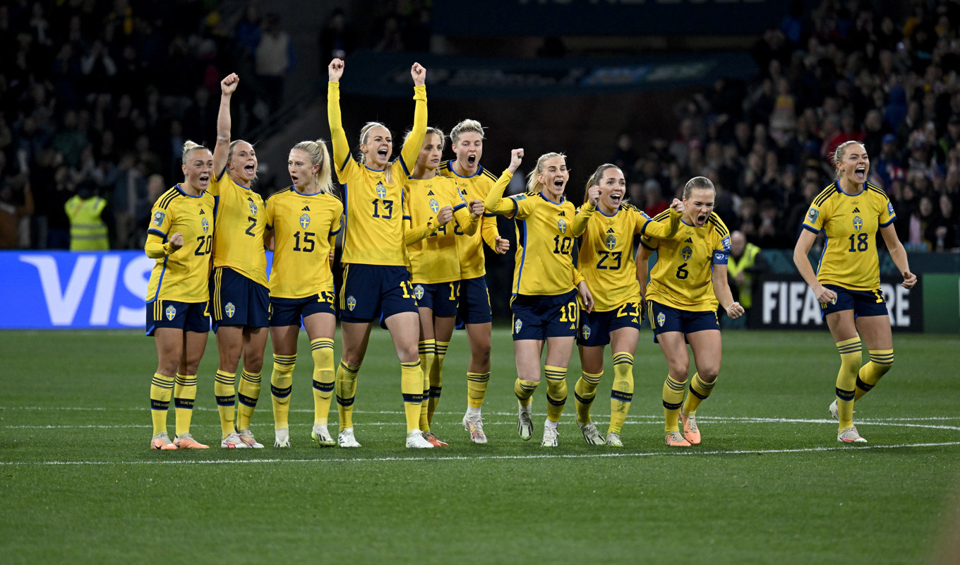 Sverige firar efter straffsegern mot USA i VM-åttondelsfinalen. Foto: Pontus Lundahl/TT