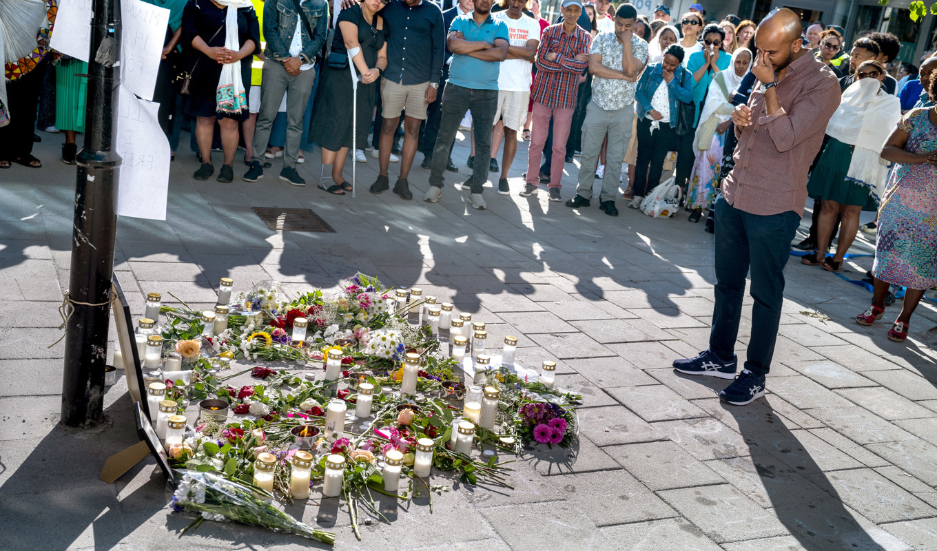 Minnesstund vid mordplatsen i Farsta. Foto: Claudio Bresciani/TT
