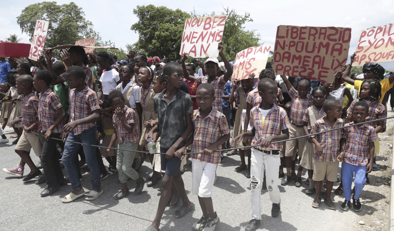 Skolelever i Port-au-Prince demonstrerade i torsdags med krav på att en en kidnappad sjuksköterska och hennes dotter ska släppas fria. Foto: Odelyn Joseph/AP/TT