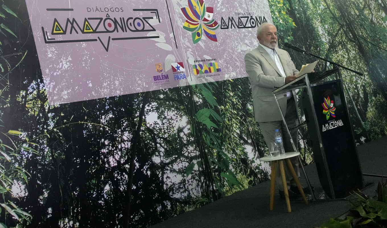 Brasiliens president Luiz Inácio Lula da Silva som står värd för toppmötet i Belém, möter medier vid inledningen av konferensen. Foto: Eraldo Peres/AP/TT