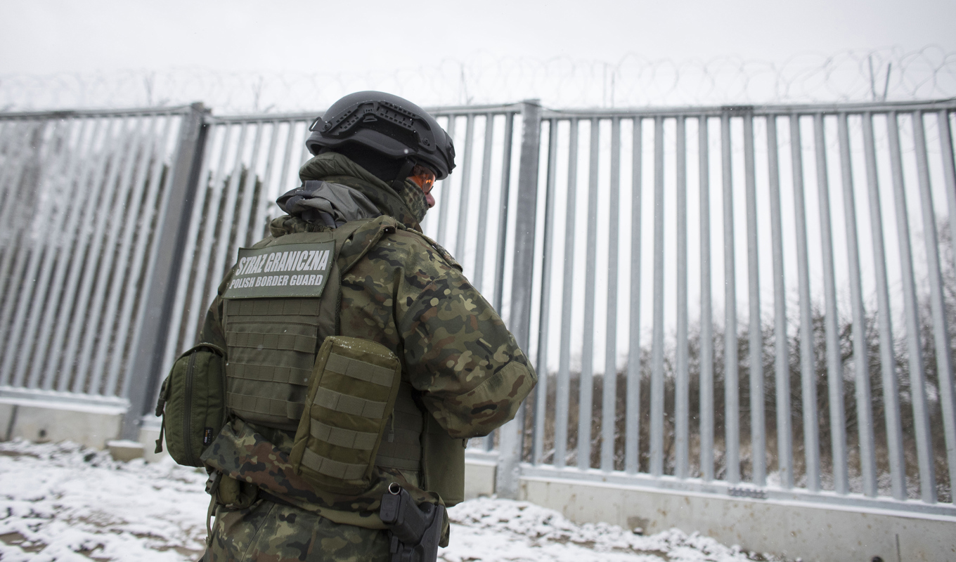 En polsk gränsvakt vid gränsen till Belarus. Foto: Maciek Luczniewski/AP/TT