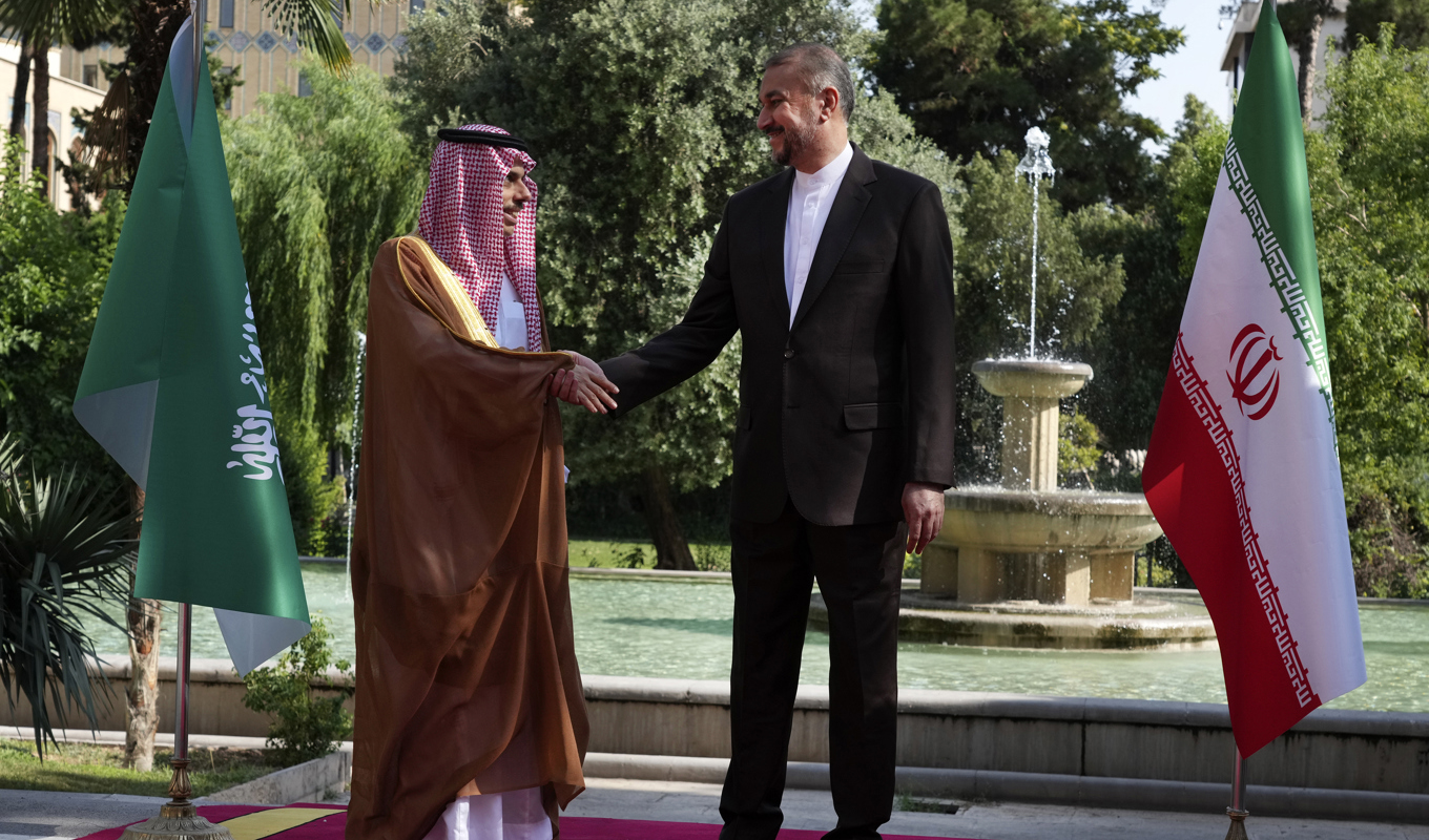 Irans utrikesminister Hossein Amir-Abdollahian (till höger) och den saudiske utrikesminister prins Faisal bin Farhan vid ett möte i juni. Foto: Vahid Salemi/AP/TT