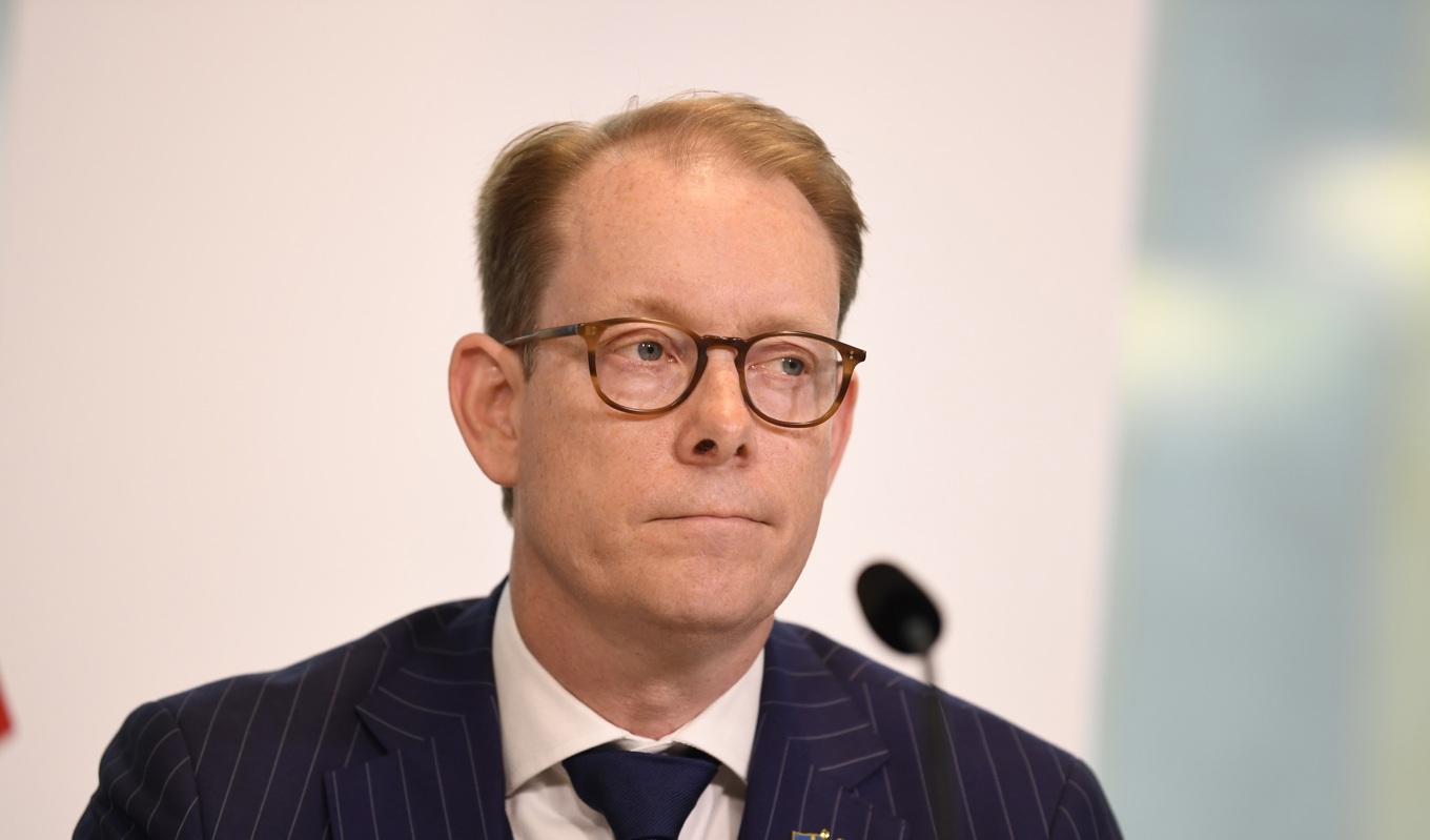 Tobias Billström (M) meddelar att regeringen ser allvarligt på attentatsförsöket. Foto: Oscar Olsson/TT