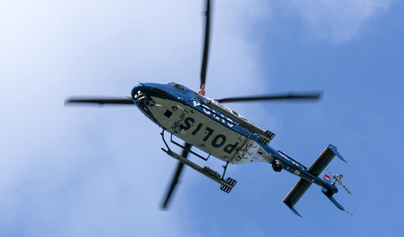 Polisen använder helikopter i jakten på en beväpnad man i Karesuandotrakten, nära gränsen mot Finland. Arkivbild. Foto: Johan Nilsson/TT