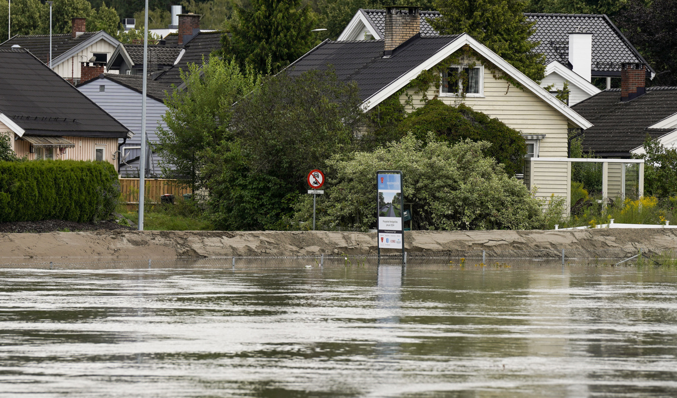 Hønefoss har drabbats hårt av översvämningar och vattennivån i Storelva väntas stiga ytterligare. Foto: Heiko Junge/NTB/TT