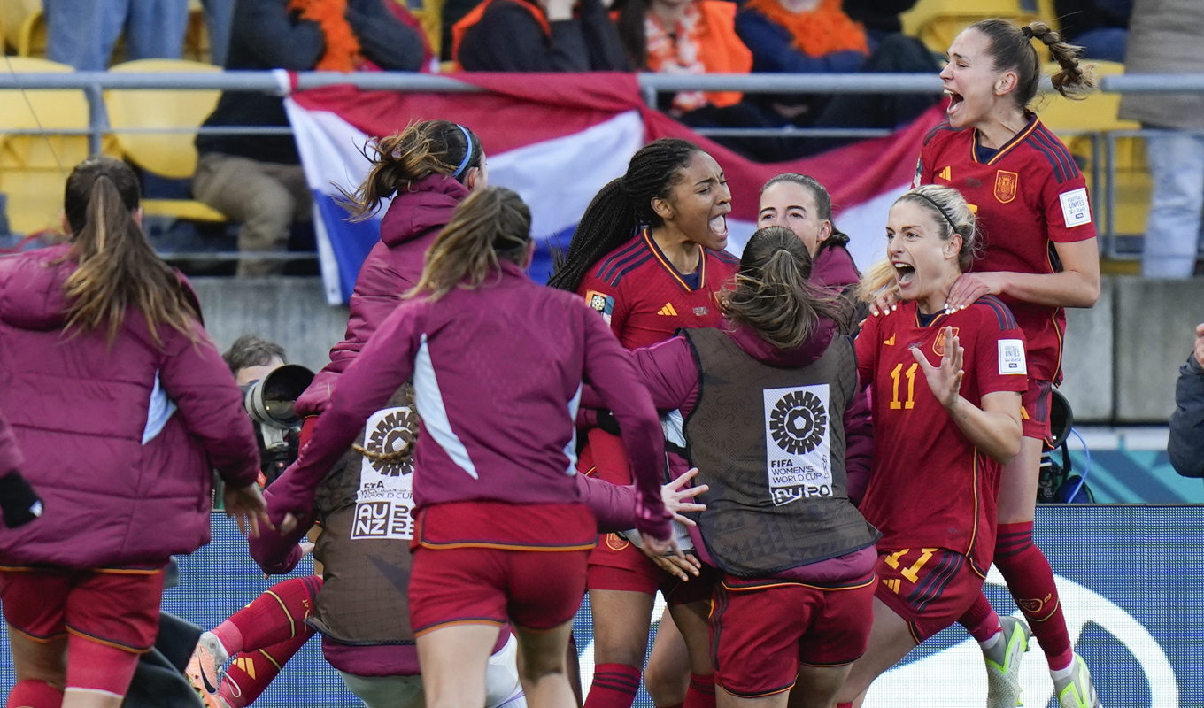Spaniens Salma Paralluelo, mitten, firar med sina lagkamrater efter 2–1-målet i förlängningen. Foto: Alessandra Tarantino/AP/TT
