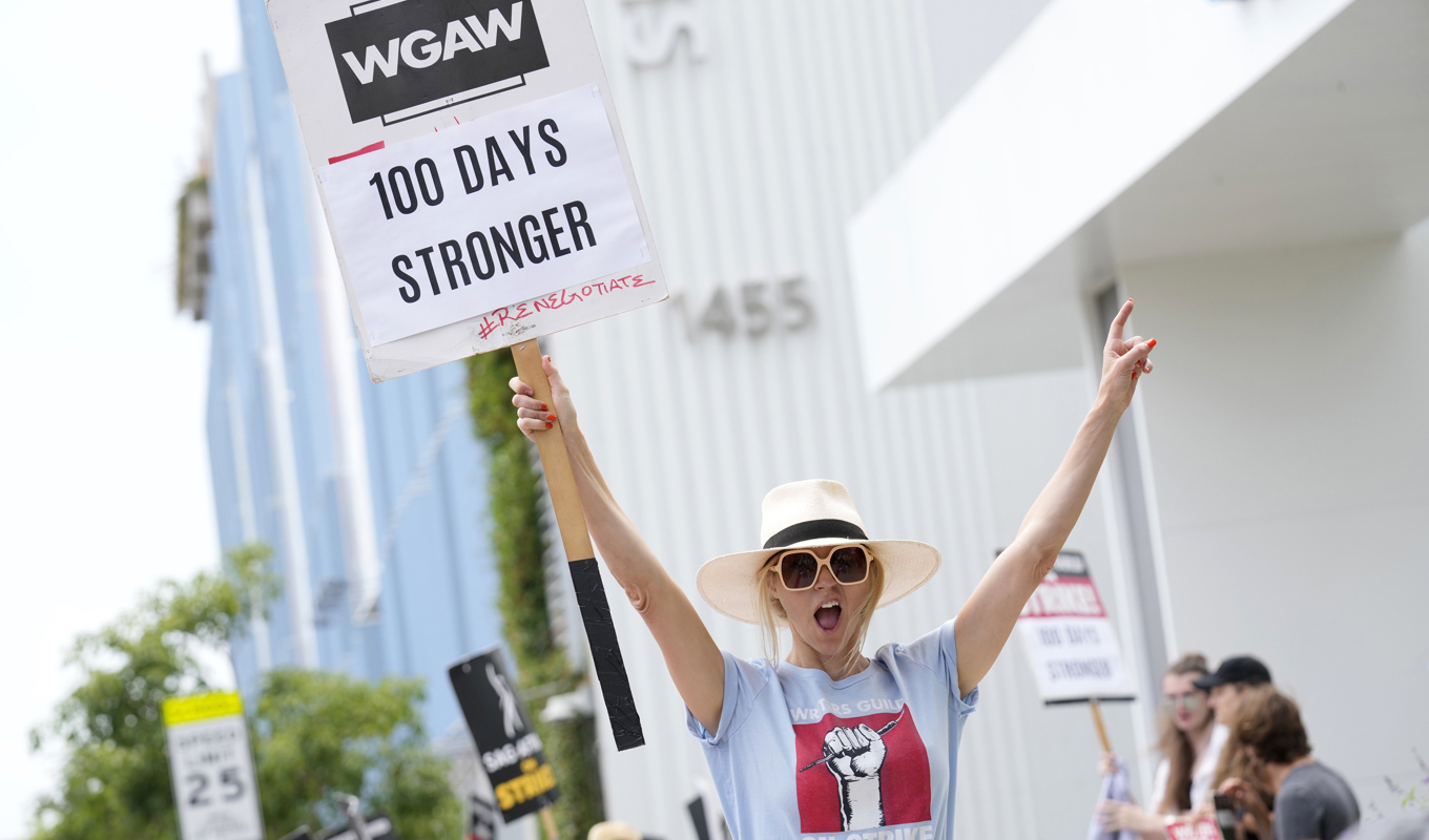 Stephanie Sanditz, medlem i WGA och Sag-Aftra, utanför Netlix studio i Los Angeles den 9 augusti. Arkivbild. Foto: Chris Pizzello/AP/TT