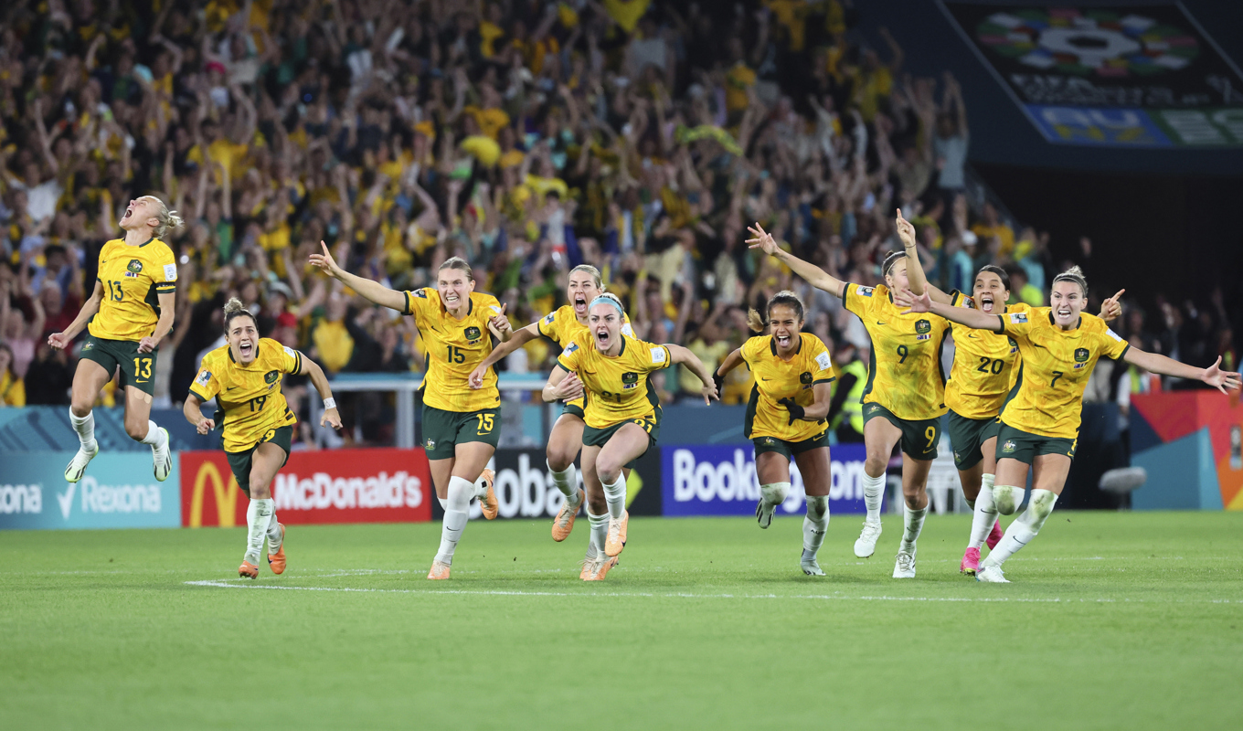 De australiska spelarna firar efter att ha vunnit straffläggningen mot Frankrike. Foto: Tertius Pickard/AP/TT