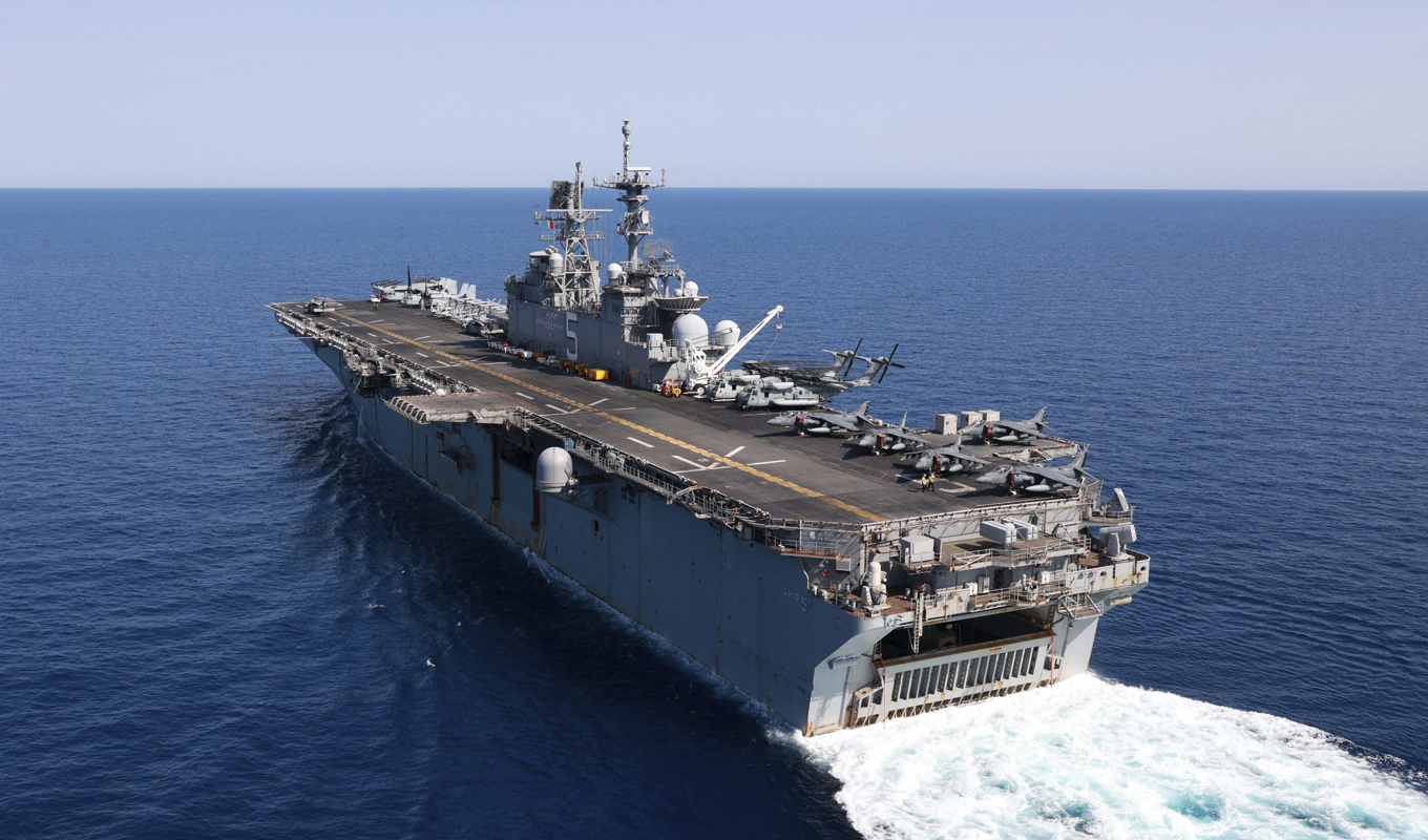 Det amerikanska stridsfartyget USS Bataan på plats i Röda havet tidigare i veckan. Foto: USA:s flotta via AP/TT