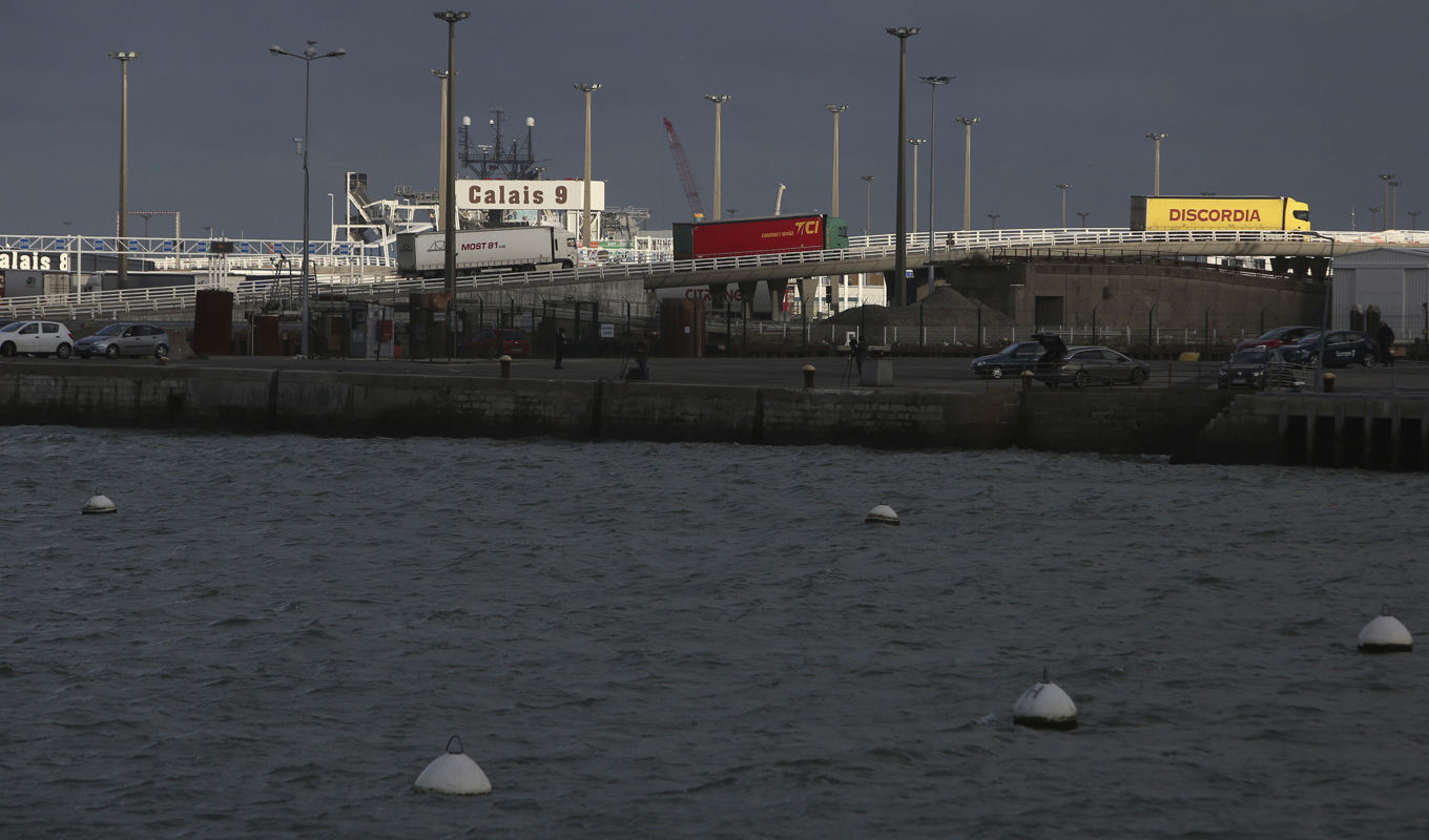 Minst sex personer har dött i samband med att en migrantbåt på väg mot Storbritannien sjunkit utanför Frankrikes kust. På bilden syns hamnen i Calais i norra Frankrike, där engelska kanalen är som smalast. Arkivbild. Foto: Rafael Yaghobzadeh