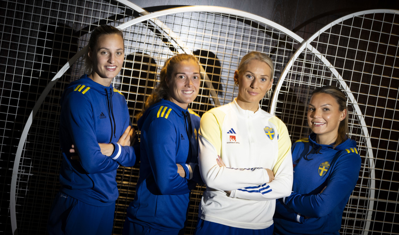 Eftertraktad kvartett i Auckland. Nathalie Björn, Filippa Angeldahl, Stina Blackstenius och Johanna Rytting Kaneryd vid söndagens pressträff inför semifinalen mot Spanien under fotbolls-VM i Australien och Nya Zeeland. Foto: Pontus Lundahl/TT