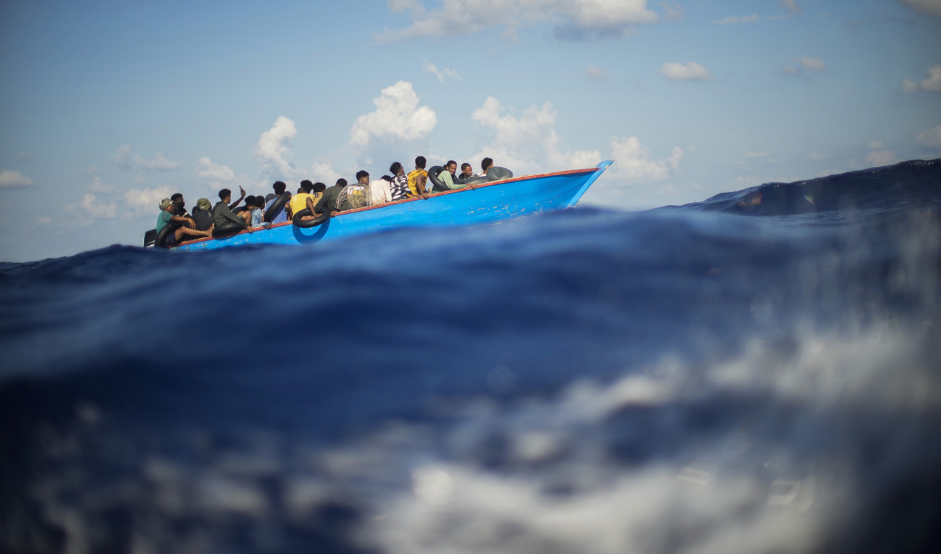 Migranter på en liten båt utanför Lampedusa. Bild från i fredags. Foto: Francisco Seco/AP/TT