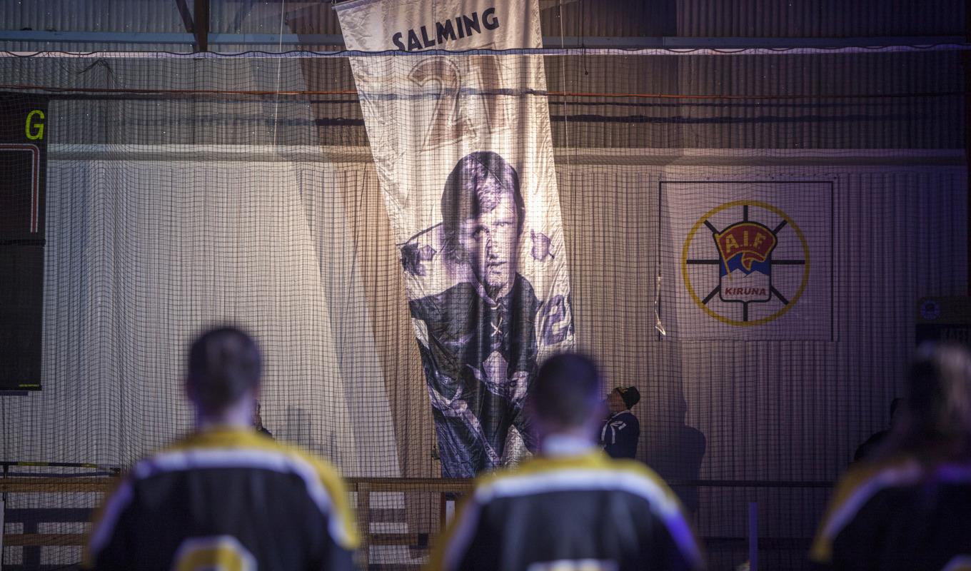 Börje Salming hyllades i Matojärvi ishall 2016 då han fick sin vepa hissad till taket. Arkivbild. Foto: Fredric Alm/TT