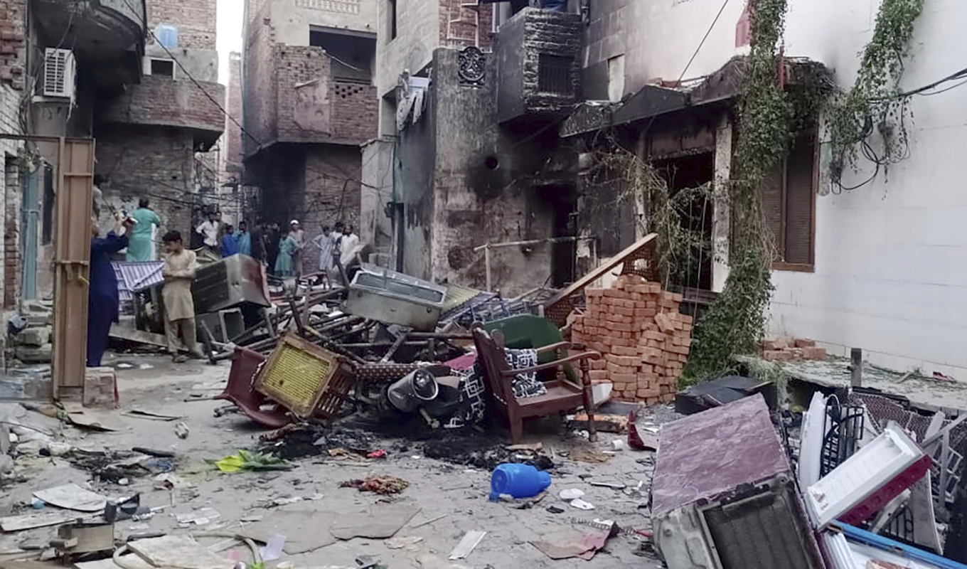 Förstörd inredning utanför en kyrka som satts i brand i Jaranwala nära Faisalabad i Pakistan. Foto: Avid Waqar/AP/TT