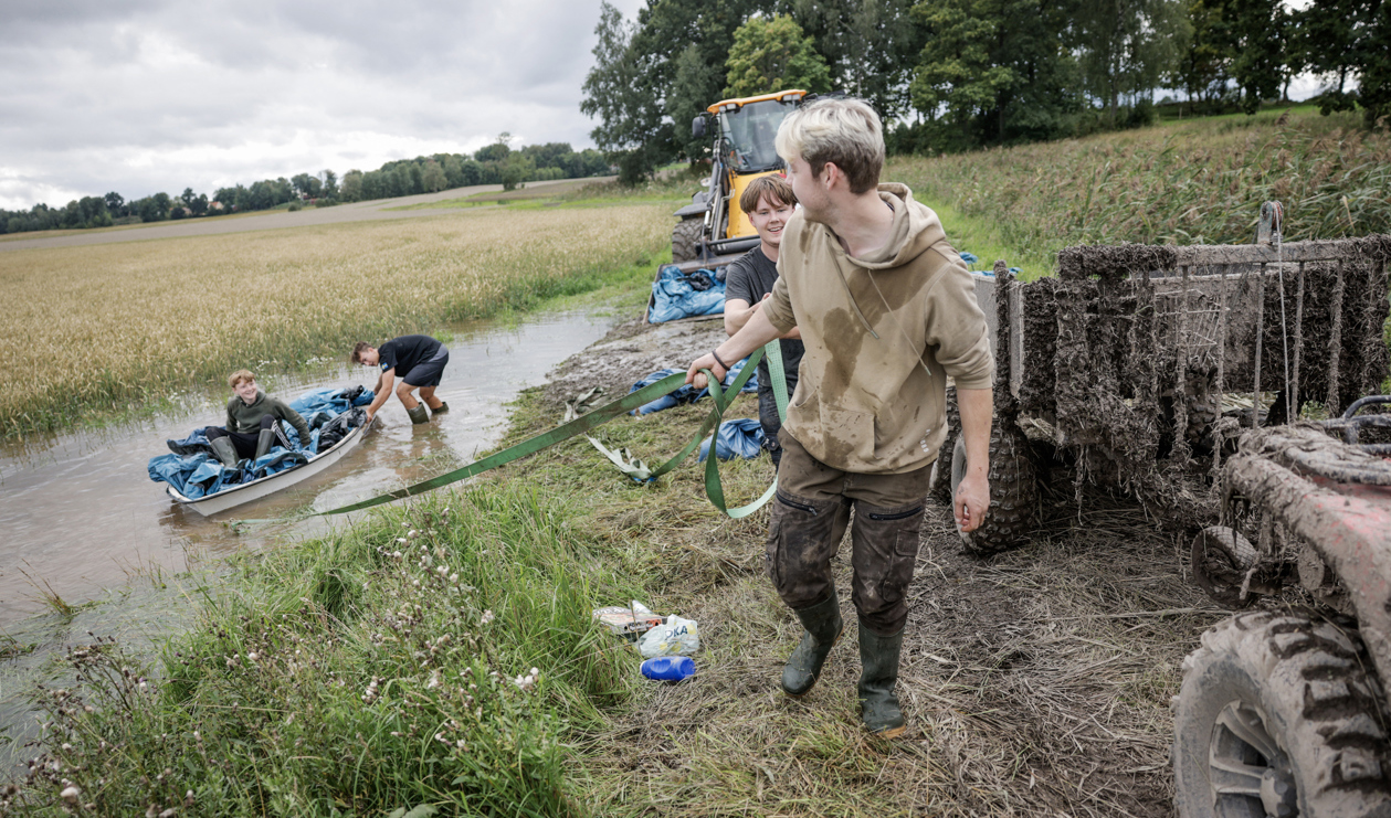 Ungdomar från trakten hjälper till att med sandsäckar bygga vall mot det höga vattenflödet vid Irvingsholms gård i Tysslinge, Örebro. Gårdens stora anläggningar hyser 100|000 höns Foto: Pavel Koubek/TT