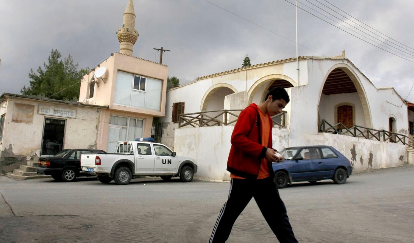 Pyla på Cypern är en av de få platser där både grekcyprioter och turkcyprioter bor på den delade ön. Arkivbild. Foto: Petros Karadjias/AP/TT